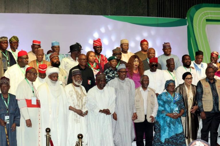Presidential-candidates-at-the-Peace-Accord-signing