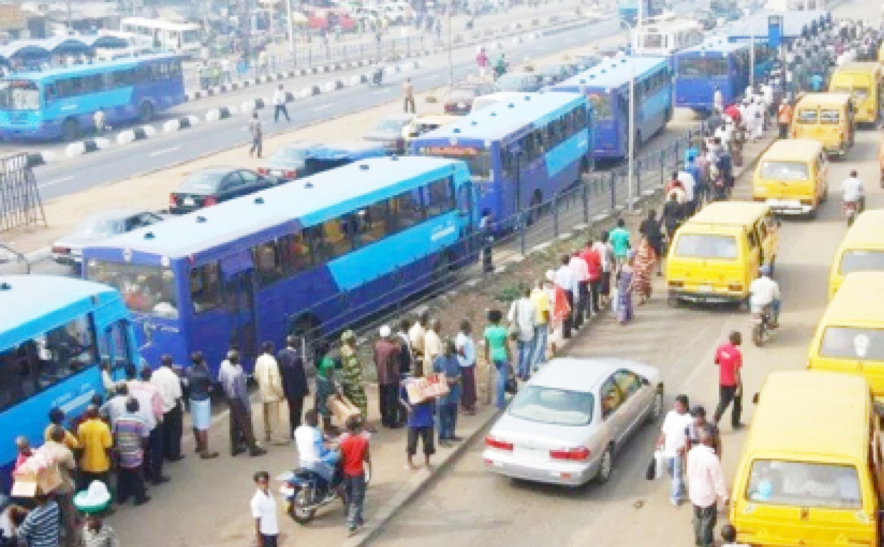 Commuters-in-line-to-board-the-BRT-buses