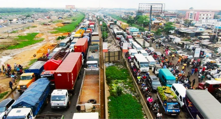 Commuters-Transporters-Trapped-As-Lagos-Ibadan-Expressway-Gridlock-Worsens-1-1-768x413