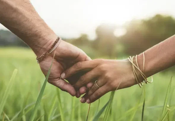 couple-holdinghands-