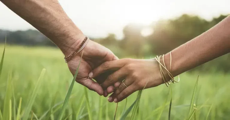 couple-holdinghands-