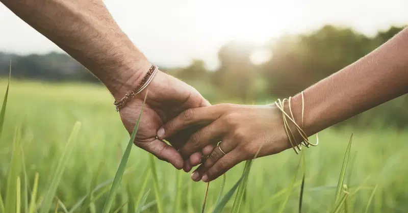 couple-holdinghands-